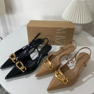 Scarpe eleganti da donna con punta appuntita e bocca poco profonda, linea metallica, fibbia decorativa, sandali con tacco sottile a vista