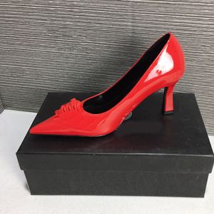 Patent skóry 7 -cm projektanci pompki Czerwone obcasy Slingbacks Designerki Kobiety palce Seksowne luksusowe sandały damskie sztyletowe pompki multi kolor