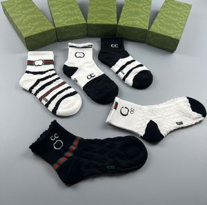 Socken-Designer-Socken für Herrensocken, Damensocken, Herrenunterwäsche, 100 % Baumwolle, Sportsocken, saugfähige, atmungsaktive Socken. Fünf Paar tägliche Freizeitsocken für Herren und Damen mit Box