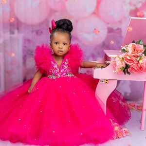 Fuchsia Flower Girl Dresses V Neck pärlstav prinsessan drottning nattvards klänning Tiered Tulle Little Kids First Birthday Daughter and Mother Dresses äktenskapsklänningar F027