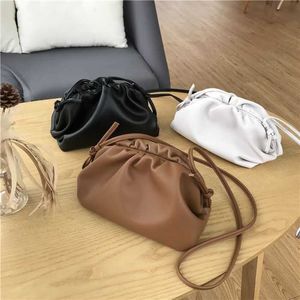 Botegss Venetss novo shopping center lazer bolsa nas axilas de alta qualidade bolsa de couro macio mini crossbody para mulheres versátil Instagram super melhor bolinho de nuvem