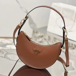 Luksusowe designerskie torby Trójkąt skórzany półksiężycowa torba na ramię Women Body Pradhandbag dhgate męskie sprzęgło półksiężyc księżyc mody poduszki podróżne czarna torba