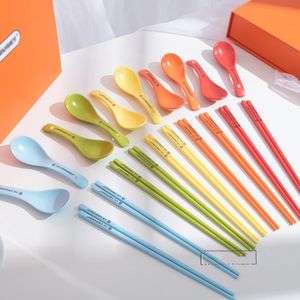 Designer Rainbow Chopsticks Spoons Ställ in hushållens höga temperaturbeständiga, anti -slip och anti -mögelporslin porslinspinnar och skedar set kinesiska bordsuppsättningar