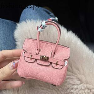 Designer Fashion Key Buckle Bag Car Keychain Handgjorda läder Keychains Man Woman Purse Bag Pendant Mini Fashion Keychains Accessories Rabbit Hang Llavero Ruler 94