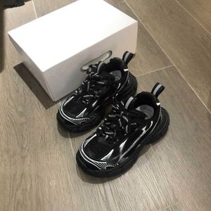 Märke barn löparskor svart baby sneakers storlek 26-35 inklusive lådor snörning flickor pojkar tjocka solade skor jan10