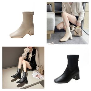 Long Knee Designer Tube Rubber S Rainboots Womens Round Head Anti Slip Thick Sules Fashionabla och mångsidiga höga regnstövlar 650 Lip Oles