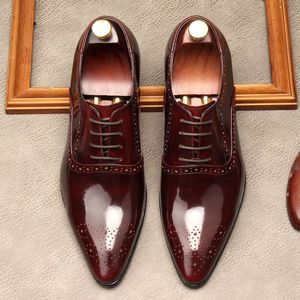 Abito da uomo in pelle verniciata di marca, designer fatto a mano, classico stile brogue, nero, scarpe da lavoro sociali da uomo