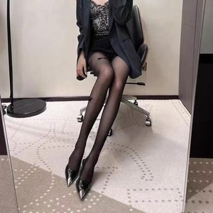 F/c/b/t/g Designer 24ss Paris Channel Sexy Spitzenstrumpfhose Damenmode Dünne Leggings Mesh Cucci Weiche Atmungsaktive Hohltextilien Buchstabe Schwarze Seidensocken 693