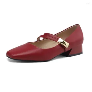 Sapatos de vestido 2024 Split Couro Mulheres Verão Retro Bege Vinho Vermelho Prata Quadrado Toe Chunky Saltos Moda Casual Senhoras Bombas
