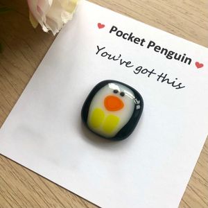 Супер очаровательный маленький пингвин, стеклянная поделка, маленький карманный пингвин, обнимашка с поздравительной открыткой, забавный подарок своими руками