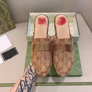 Mezzo pacchetto di pantofole da donna indossano 2024 nuovo stile di sandali in pelle con fibbia a cavallo scarpe pigre senza tacco mocassino piatto Pantofole firmate pantofole in pelle HKD24011712