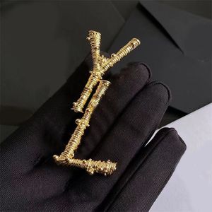 Lyxmodedesigner män kvinnor metall brosch stift märke 18k guld bokstav diamant brosch stift rostfritt stål kostym klänning pins damspecifikationer designer smycken