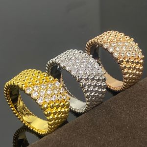 Vintage-Bandringe, vierblättriges Kleeblatt, Blumen-Charm-Ring, fünfreihige runde Perlen, Perlenfarbe, Designer-Schmuck für Frauen, Schmuck mit Box, Party-Geschenk