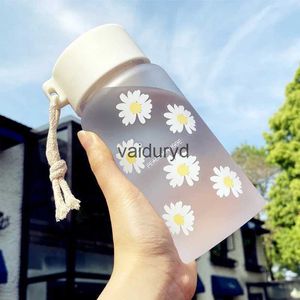 Vattenflaskor Little Daisy Plastic Cup Summer Clear Frosted Water Cup Enkel färsk manlig kvinnlig studenter Present Cup Portable Outdoor Water BottleVaiduryD