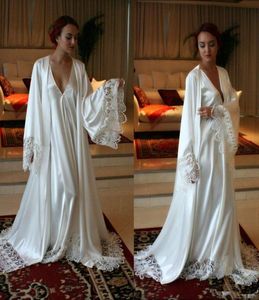 Eleganta långa ärmar riktiga silkebrudtärna och brudrockar skräddarsydda badrockbröllopsfest mantel för kvinnor golvlängd spetslewwe3453214