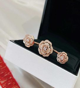 2022 NYTT Fashion Party Pure 925 Sterling Jewelry Women Rose Gold 3 Flower Cuff Justerbara ringar Bröllopsmycken Luxury Brand1765438