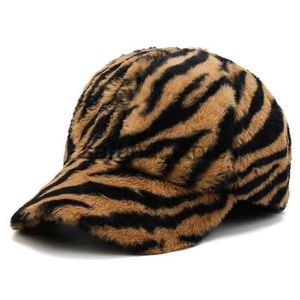 Top Caps Kısa Brim Leopar Baskı Ayarlanabilir Kadın Beyzbol Kapağı Zebra Stripes Sonbahar Kış Kısa Peluş Baba Şapkası Snapback J240117