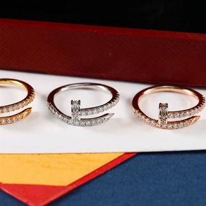 Anello di design da donna di lusso anelli con diamanti tendenza Charms Anello unisex anello scheggia moda gioielli classici Stili di coppia Regalo di anniversario Regalo per gli amanti del matrimonio