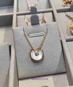 Boutique Carter joias e colar de luxo loja online Amuleto de alta versão 18K ouro rosa branco Fritillaria luz pingente minimalista Ins com caixa original