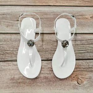 Kadınlar Yaz Sandalet Moda Rhinestone Plaj Ayakkabıları Şeffaf PVC Jelly Sandals Beyaz Siyah Kadınlar Büyük Boyut 41 42 240117