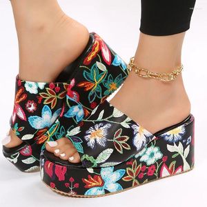 Sandalen Druck Chunky Plattform Für Frauen Gothic PU Leder Dicken Boden Hausschuhe Frau Sommer Mode Keile Rutschen Alias