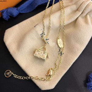 Top Sell Gold Plated Luxury Brand Designer Bag hängsmycken Halsband Rostfritt stål Letter Choker Pendant Halsband Kedja smycken Tillbehör gåvor utan låda