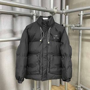 Mensjackor ner Parkas Designer Puffer Jacket Black Outerwear Clothes Series Outdoor Keep Warm Cold Protection Badge Decoration Thherding Coat