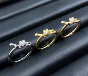 Европа Америка модные женские женские кольца из титановой стали с гравировкой и бриллиантами, позолоченные кольца с узлом 18 карат, 3 размера цвета US6-US87507531