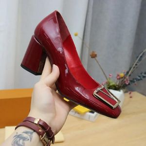 Eleganta märken pumpar mode höga block klack klackar fyrkantiga tå pumpar trippel svart läder loafers lady bröllopskor