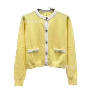 Maglioni da donna firmati MIU Home Girocollo lavorato a maglia Cardigan in cashmere a maniche lunghe Dolce età Riducendo il cappotto stile Top Corto Autunno Inverno Nuovo prodotto 7JT7