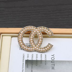 Lüks Tasarımcı Broş Altın Kaplama Pin Broşlar Moda Tarzı Takı Kız Klasik İnci Elmas Broş Premium Hediye Düğün Partisi Takı Aksesuar