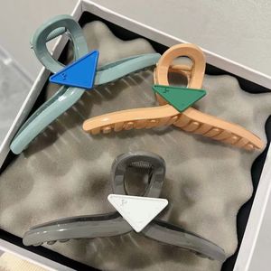 Barrettes Designer Womens Triangle Letter High Quality Brand Classic Versatile Leisure Hair Clips Fashion Svart Färgglada stora hårnål Hårklipp