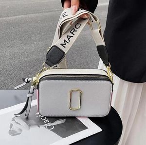 Designer kvinnor väskor nya 2024 kontrastfärg liten fyrkantig väska trend bokstaven enskild axel messenger väskor grossist