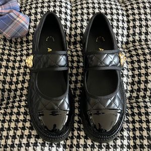 Luxus-Designer-Damen-Kleidschuhe aus echtem Leder, französische Markenmode, flache, spitze Damen-Loafer, Freizeitschuhe, teure Doppelbuchstaben-Schuhe, formelle Schuhe