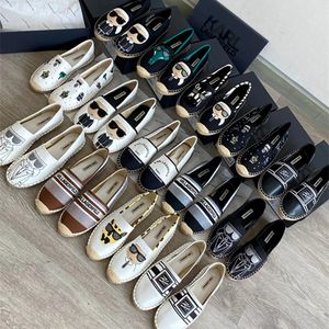 Dhgate Karl Lagerfield Kadın Tasarımcı Ayakkabı Balıkçı Espadrilles Elbise Ayakkabı Lüks Bayan Adam Nakış Terlikleri Kumaş Slayt Siyah Beyaz Tuval Günlük Koşu Ayakkabıları