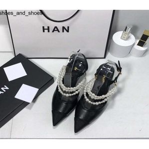 Channel Pearl Chain Kitten Heel Sandalen Leder Hochwertige, farblich passende Luxus-Designerschuhe für Damen