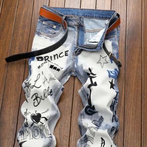 Jeans con fiori ricamati di marca di moda primaverile ed estiva Pantaloni lunghi versatili da uomo lavati piedi slim fit alla moda