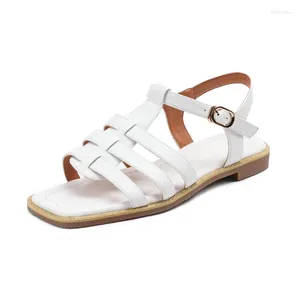 Sandaler kvinnor t-strap smallhut sommar äkta läder låga klackar skor casual damer svart vit gul öppen tå gladiator sandal