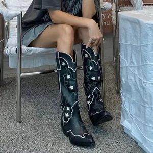 Ippeum Western Cowboy Boots gwiazda skórzana czarna w kobietach szerokie cielę Chunky Heel Buty Cowgirl Plus Size 43 240116