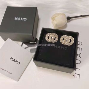 Jóias de canal de moda pequeno vento perfumado Micro Brincos embutidos com temperamento vermelho de malha pequena e versátil brincos diários perfumados 925 Si