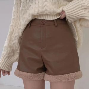 Pantaloncini da donna a vita alta con bordo in peluche PU moda sottile magro in pelliccia di agnello con zip fondo stretto borsa Hip Goth Y2k pantaloni corti da ragazza