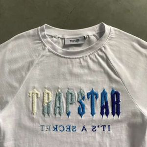 Moda Uomo T-shirt da uomo Maglietta estiva Trapstar Abito corto 2.0 Ciniglia decodificata Rock Candy Flavor Donna Fondo ricamato 2024 Tute 1142ess