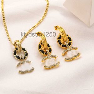 Stud High-End Designer Brand Double Letter örhängen Kända kvinnor Fade Gold Plated rostfritt stål örhänge Inlagd Crystal Ear Loop Fashion Christmas 67WL