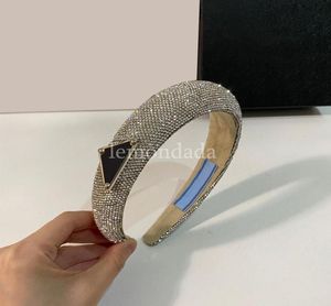 Kadınlar Full Rhinestone Headband Club Partisi Parlak Saç Bandı Üçgen Rozet Tasarımcı Saç Bantları Yüksek Kaliteli Saç Takı2843000