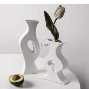 Wazony zakrzywione dekoracje wazonowe Ceramiczne ozdoby specjalne urządzenie do układania kwiatowego białe wazon abstrakcja artystyczna YQ240117