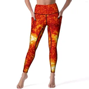Kvinnors leggings soltryck Sexig röd och gul gym yoga byxor skjuter upp stretchsportstrumpbyxor med fickor retro grafiska leggins