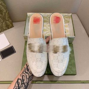 Mezzo pacchetto di pantofole da donna indossano 2024 nuovo stile di sandali in pelle con fibbia a cavallo scarpe pigre senza tacco mocassino piatto Pantofole firmate pantofole in pelle HKD24011715