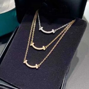 Lyxiga smyckesdesigner t hänge halsband hög version v guld t familje mini leende halsband för kvinnor 18k guld liten slät ansikte diamant leende fac m7nm