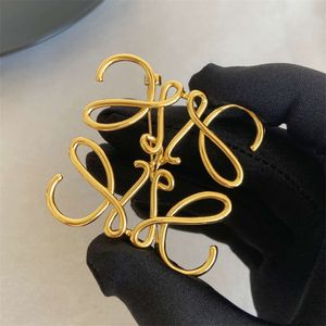 Designer di moda loews Gioielli di lusso Spilla geometrica con fiori a seno cavo Spilla da donna di fascia alta placcata in rame 18k vero oro sensazione di nicchia vestito squisito