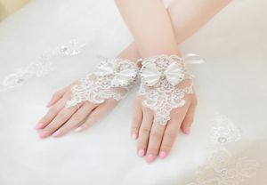 Högkvalitativ verklig bild Brudhandskar Kort handledslängd Lace Applique Rhinestone Bow Design Bridal Accessories9141202